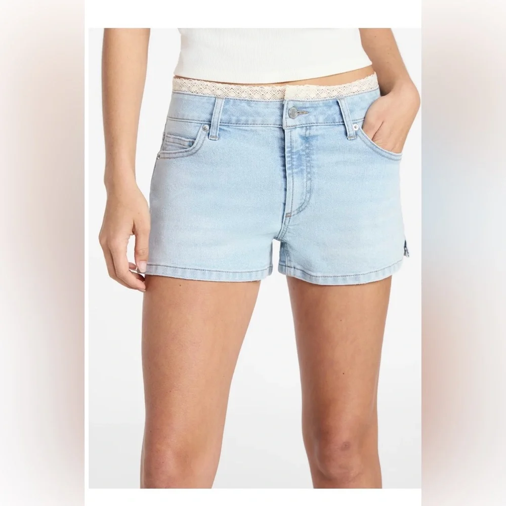 NWT No Boundaries Light Wash Denim Shorts Size 0 Mid‎ Rise Crochet Trim Juniors